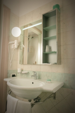 Imagen de la habitación del Hotel Villa Elena. Foto 13