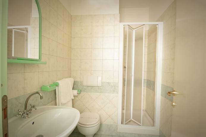 Imagen de la habitación del Hotel Villa Elena. Foto 14