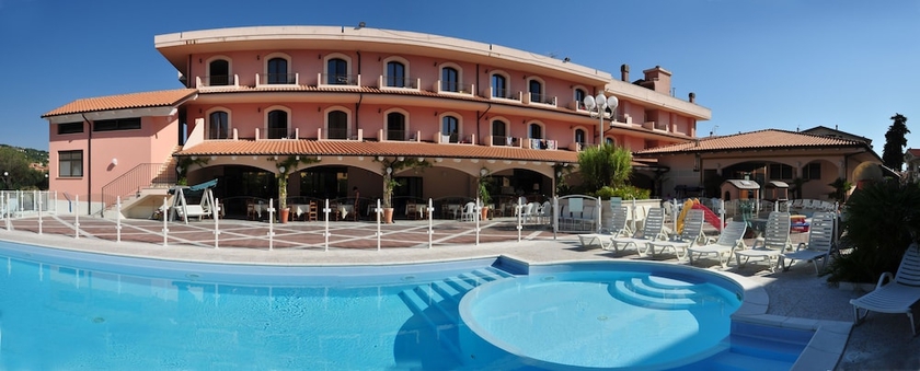 Imagen de la piscina del Hotel Villa Elena. Foto 19