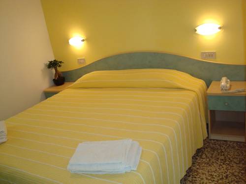 Imagen de la habitación del Hotel Villa Ersilia Rimini. Foto 13