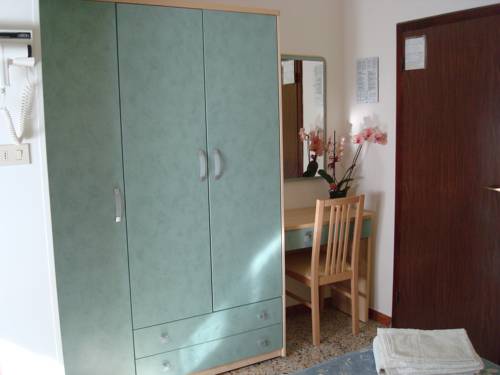 Imagen de la habitación del Hotel Villa Ersilia Rimini. Foto 14