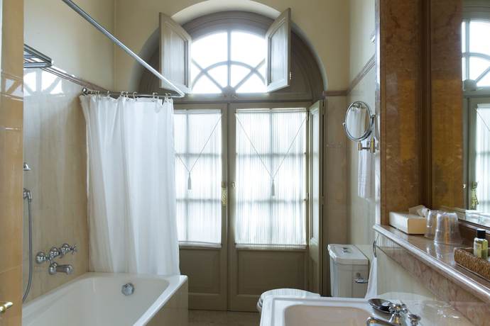 Imagen de la habitación del Hotel Villa Fenaroli Palace. Foto 2