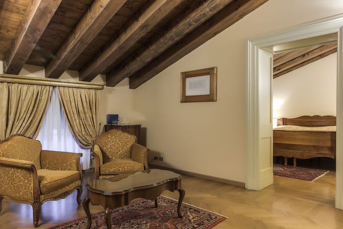 Imagen de la habitación del Hotel Villa Fenaroli Palace. Foto 6