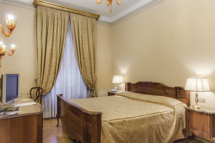Imagen de la habitación del Hotel Villa Fenaroli Palace. Foto 9