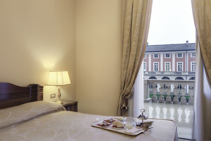 Imagen de la habitación del Hotel Villa Fenaroli Palace. Foto 10