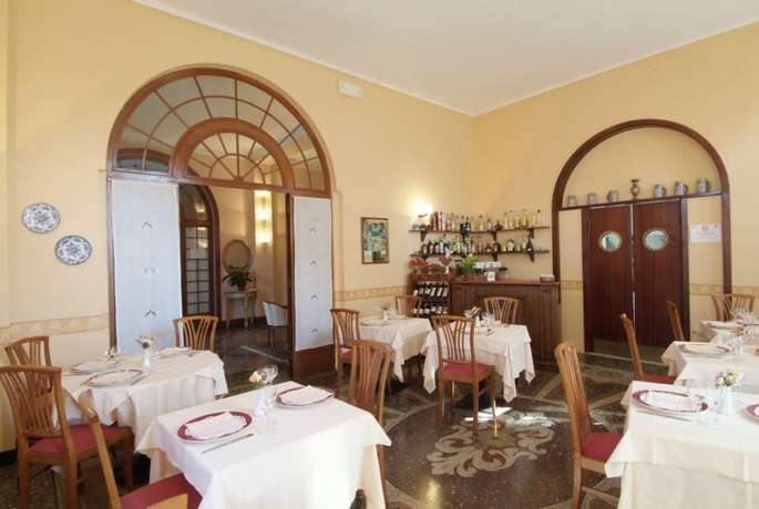 Imagen del bar/restaurante del Hotel Villa Fieschi. Foto 3