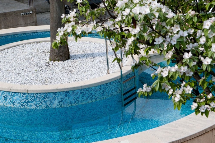 Imagen de la piscina del Hotel Villa Filaus. Foto 16