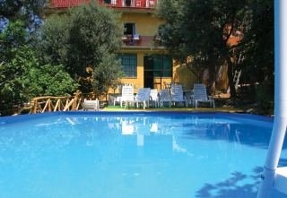 Imagen de la piscina del Hotel Villa Fiorella. Foto 7