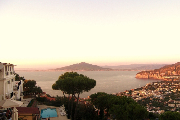 Imagen de los exteriores del Hotel Villa Fiorita, Sorrento. Foto 5