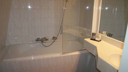 Imagen de la habitación del Hotel Villa Flora. Foto 16