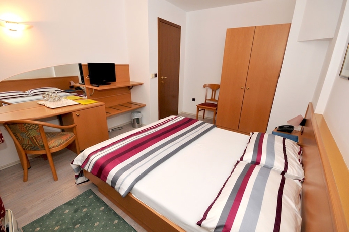 Imagen de la habitación del Hotel Villa Fontana. Foto 16