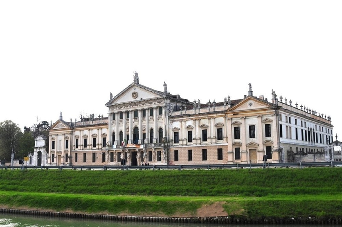 Imagen de los exteriores del Hotel Villa Gasparini. Foto 13