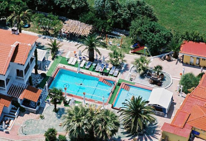 Imagen de la piscina del Hotel Villa George. Foto 18
