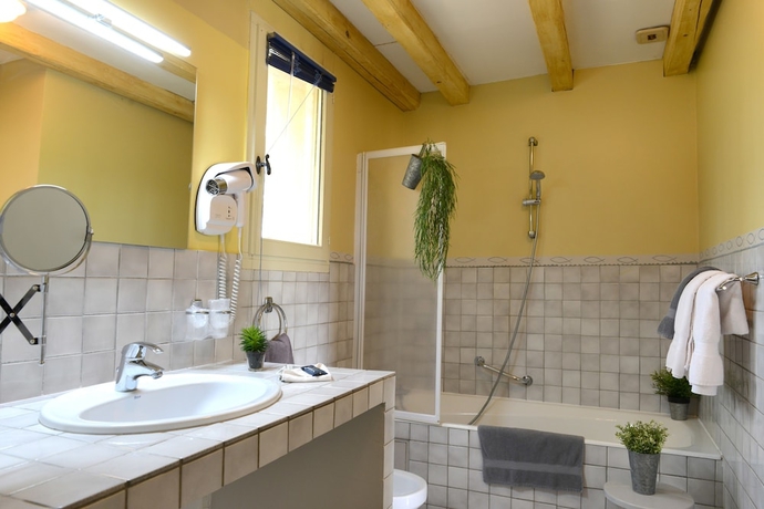 Imagen de la habitación del Hotel Villa Glanum. Foto 11