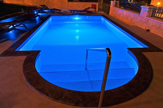 Imagen de la piscina del Hotel Villa Gravić. Foto 4