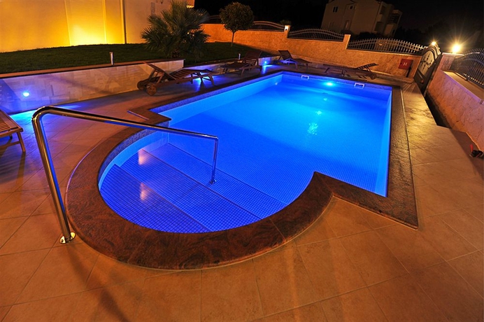 Imagen de la piscina del Hotel Villa Gravić. Foto 5