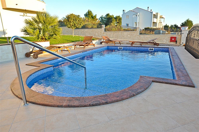 Imagen de la piscina del Hotel Villa Gravić. Foto 6