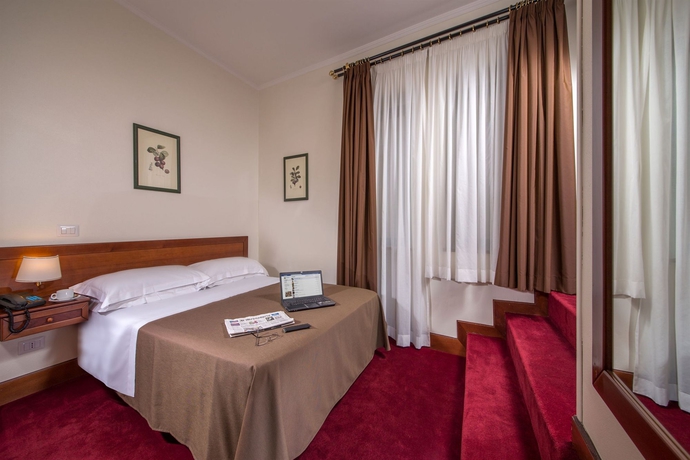 Imagen de la habitación del Hotel Villa Grazioli. Foto 8