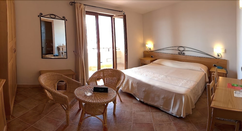 Imagen de la habitación del Hotel Villa Gustui Maris. Foto 9