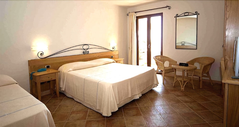 Imagen de la habitación del Hotel Villa Gustui Maris. Foto 10