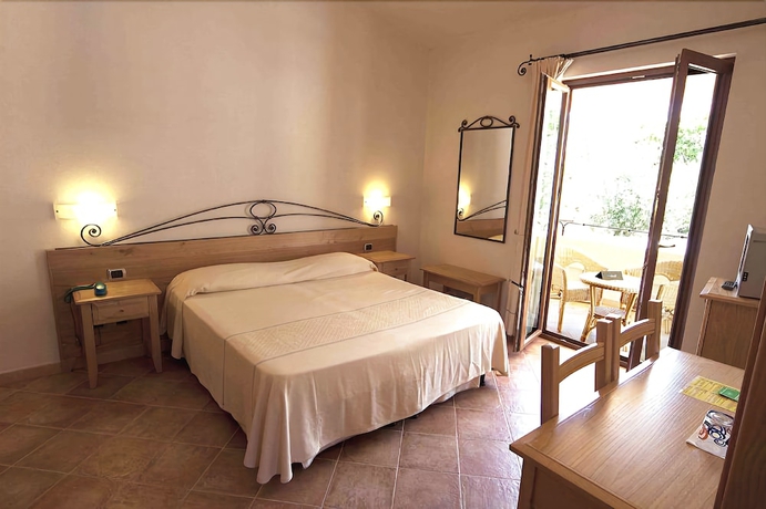 Imagen de la habitación del Hotel Villa Gustui Maris. Foto 11