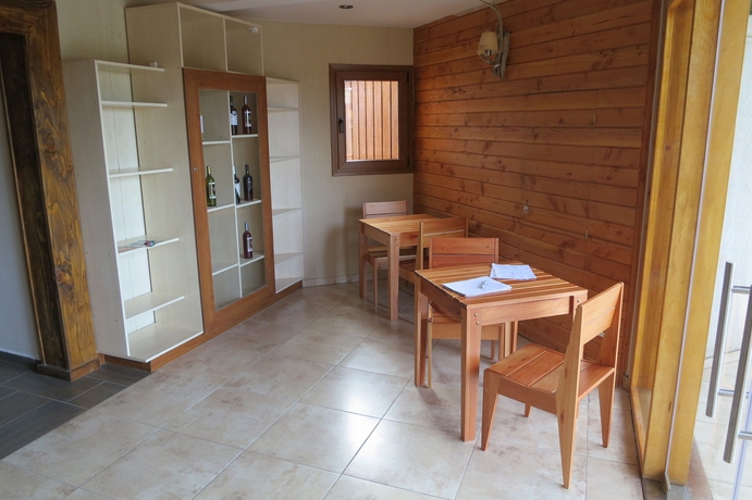 Imagen del bar/restaurante del Hotel Villa Huapi Resort. Foto 2