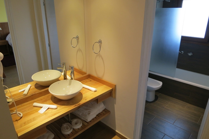 Imagen de la habitación del Hotel Villa Huapi Resort. Foto 8