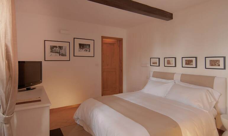 Imagen de la habitación del Hotel Villa I Barronci Resort and Spa. Foto 11