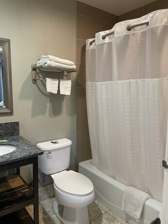Imagen de la habitación del Hotel Villa Inn and Suites. Foto 5