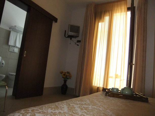 Imagen de la habitación del Hotel Villa Ionia. Foto 14