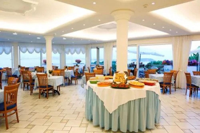 Imagen del bar/restaurante del Hotel Villa Ireos. Foto 5