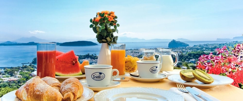 Imagen del bar/restaurante del Hotel Villa Ireos. Foto 7