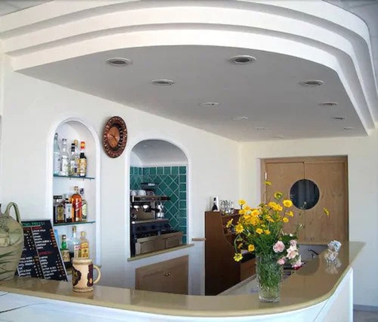 Imagen del bar/restaurante del Hotel Villa Ireos. Foto 8