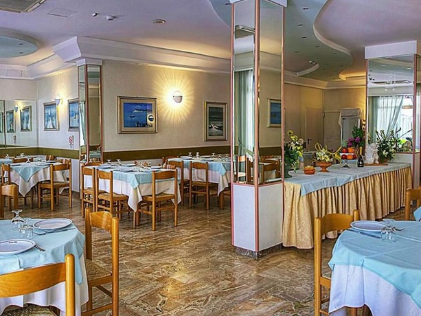 Imagen del bar/restaurante del Hotel Villa Iris, Torre pedrera. Foto 2