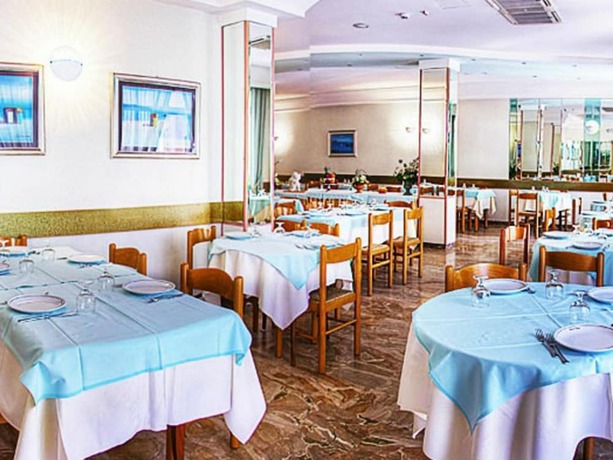 Imagen del bar/restaurante del Hotel Villa Iris, Torre pedrera. Foto 3