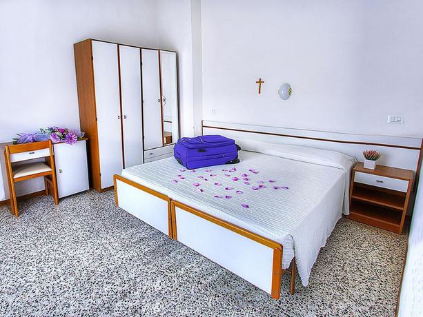 Imagen de la habitación del Hotel Villa Iris, Torre pedrera. Foto 18