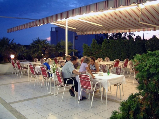 Imagen del bar/restaurante del Hotel Villa Javor. Foto 4