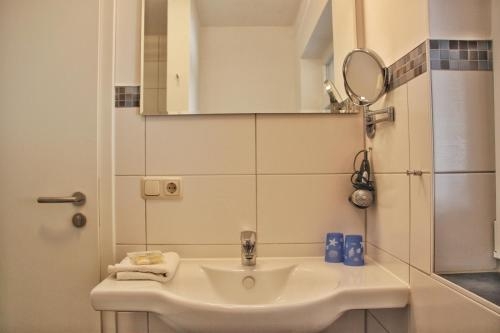 Imagen de la habitación del Hotel Villa Karina, Goehren. Foto 10