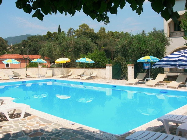 Imagen de la piscina del Hotel Villa Karmar. Foto 12