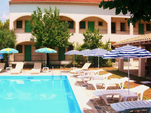 Imagen de la piscina del Hotel Villa Karmar. Foto 13