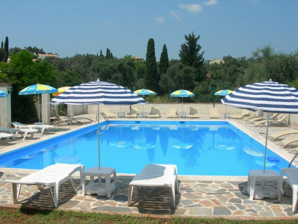 Imagen de la piscina del Hotel Villa Karmar. Foto 15