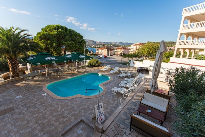 Imagen de la piscina del Hotel Villa Katarina. Foto 17