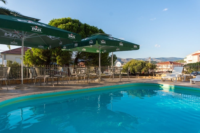 Imagen de la piscina del Hotel Villa Katarina. Foto 18