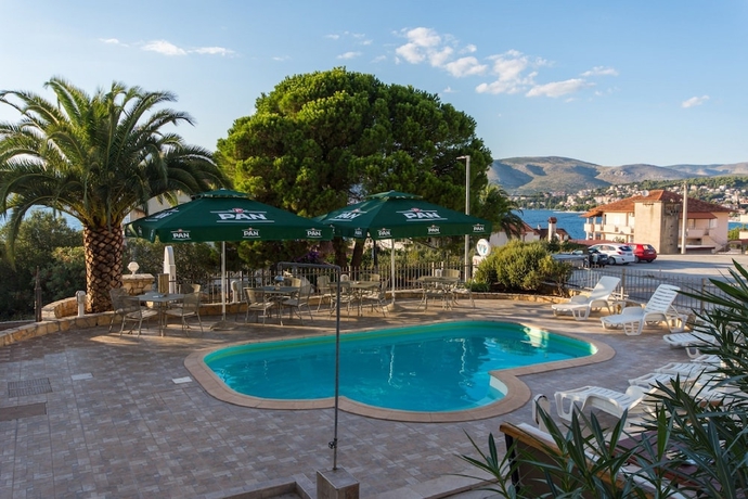 Imagen de la piscina del Hotel Villa Katarina. Foto 19