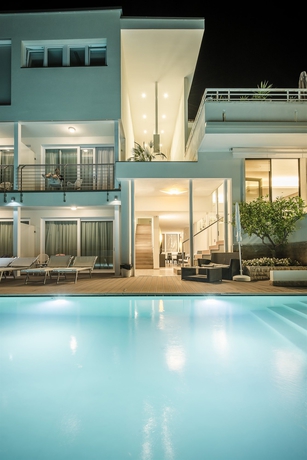 Imagen de la piscina del Hotel Villa Katy. Foto 16