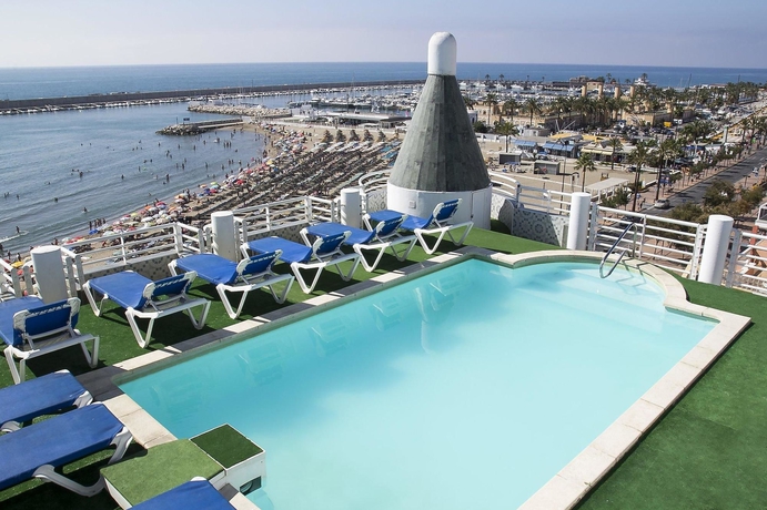 Imagen de la piscina del Hotel Villa Laredo. Foto 16