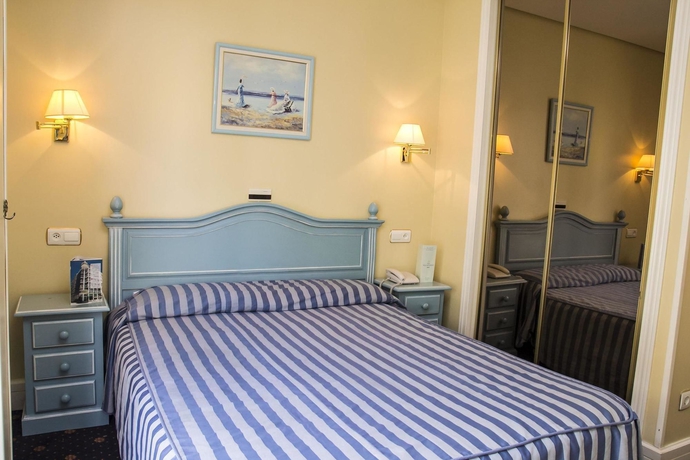 Imagen de la habitación del Hotel Villa Laredo. Foto 8