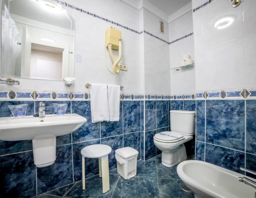 Imagen de la habitación del Hotel Villa Laredo. Foto 10