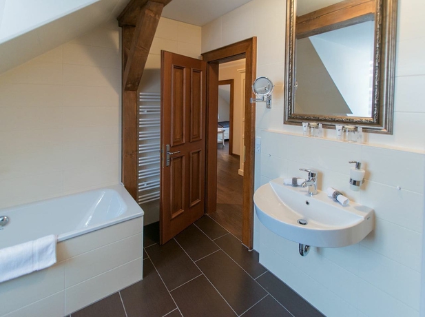 Imagen de la habitación del Hotel Villa Le Palais. Foto 12