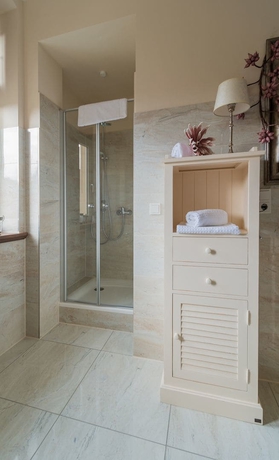 Imagen de la habitación del Hotel Villa Le Palais. Foto 17